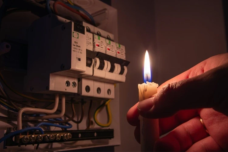 Pico de energia: saiba o que é, causas e o que fazer com os aparelhos