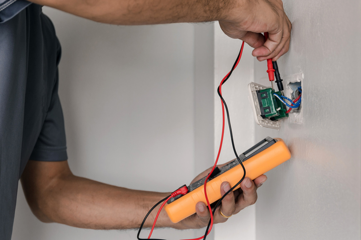 Oscilação de energia: causas, impactos e como proteger seus equipamentos