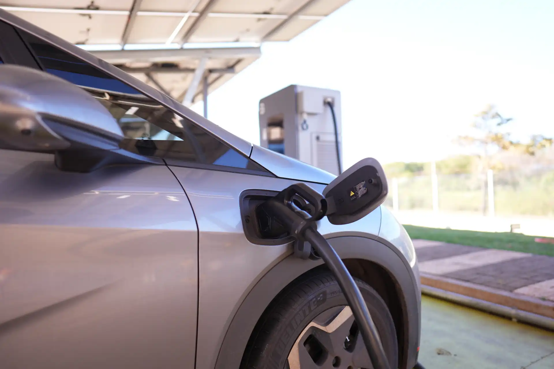 Descubra quanto tempo demora para carregar um carro elétrico e valores