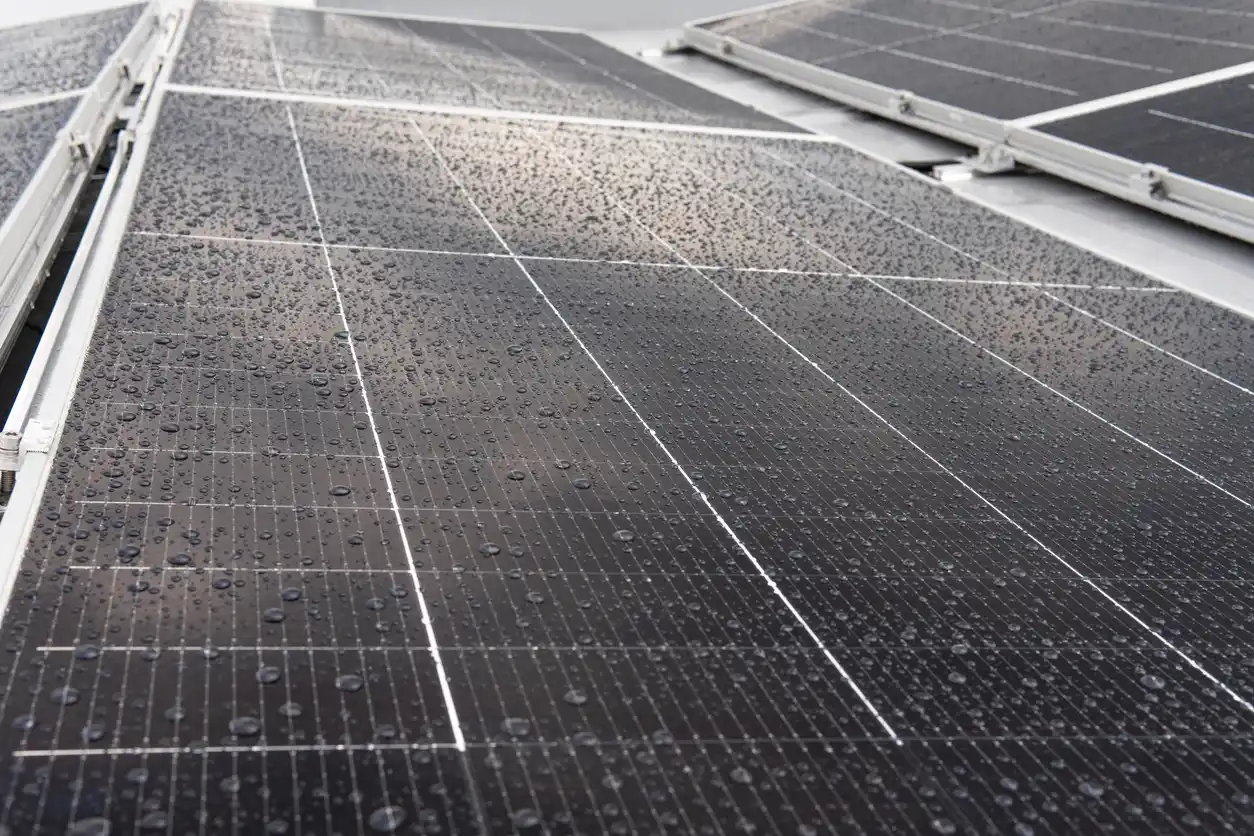 Afinal, como funciona a energia solar em dias de chuva?